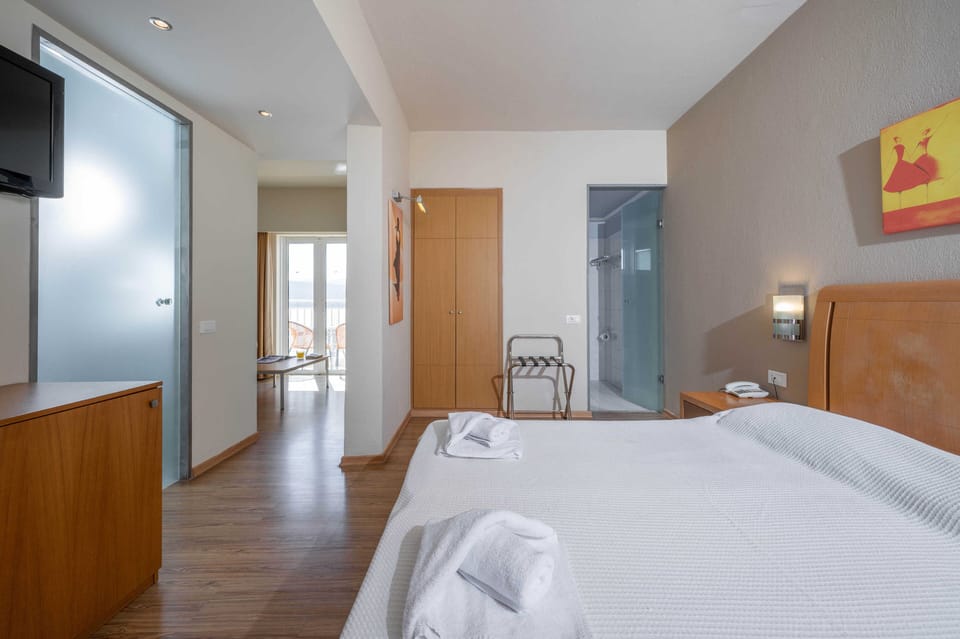Suite, Sea View | In-room safe, desk, soundproofing, free WiFi