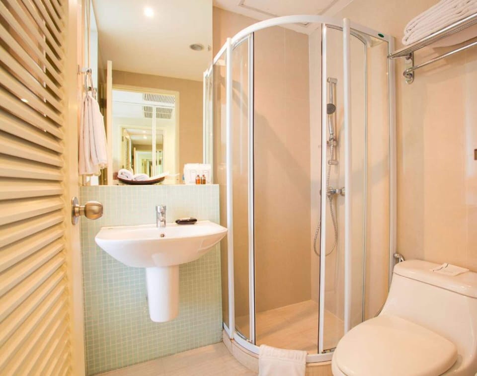 Deluxe Room | Bathroom | Shower, free toiletries, hair dryer, slippers