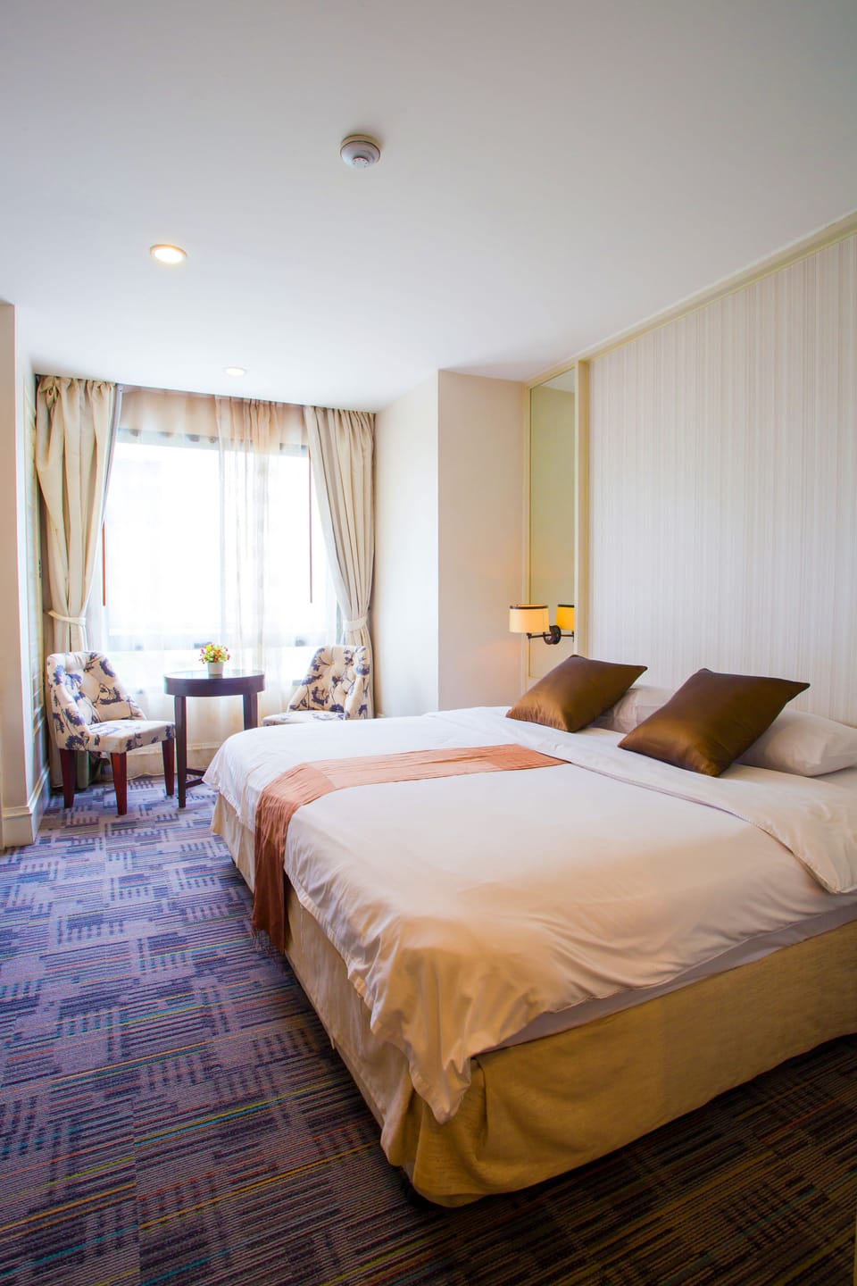 Deluxe Room | Minibar, in-room safe, desk, blackout drapes