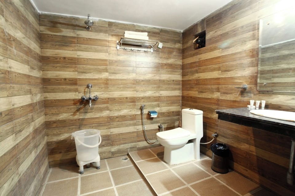 Deluxe Double Room | Bathroom | Shower, towels