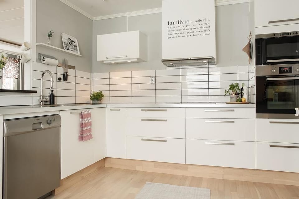 Full-size fridge, microwave, oven, stovetop