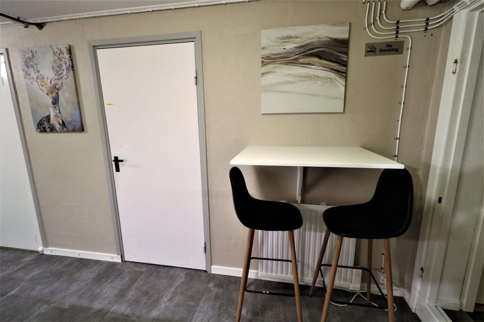 Full-size fridge, microwave, oven, stovetop