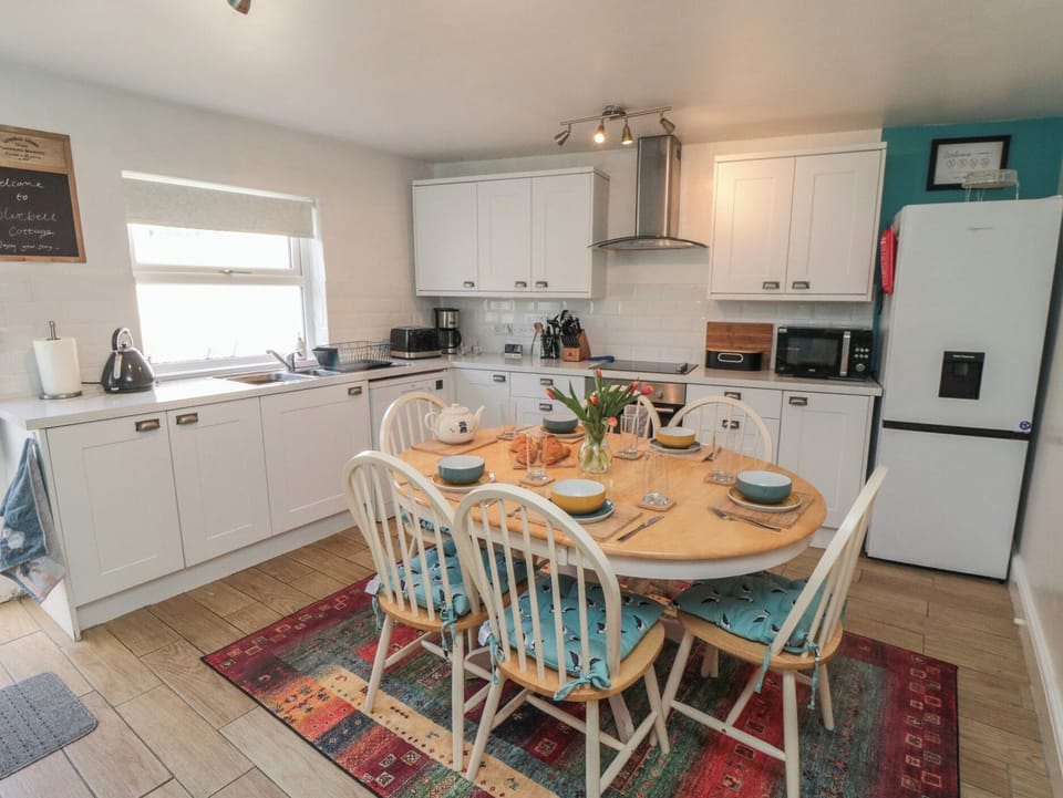 Cottage | Private kitchen | Fridge, dishwasher, electric kettle, toaster