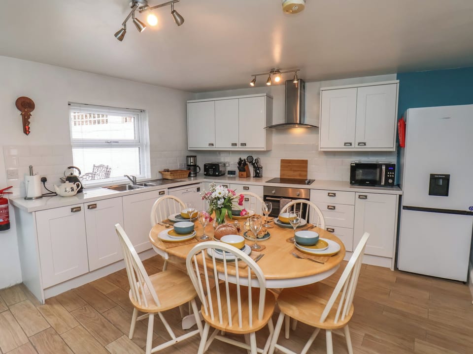Cottage | Private kitchen | Fridge, dishwasher, electric kettle, toaster