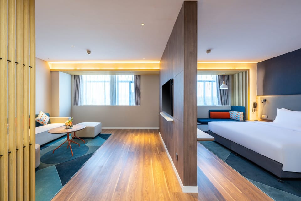 Suite, 1 Bedroom | Desk, soundproofing, bed sheets