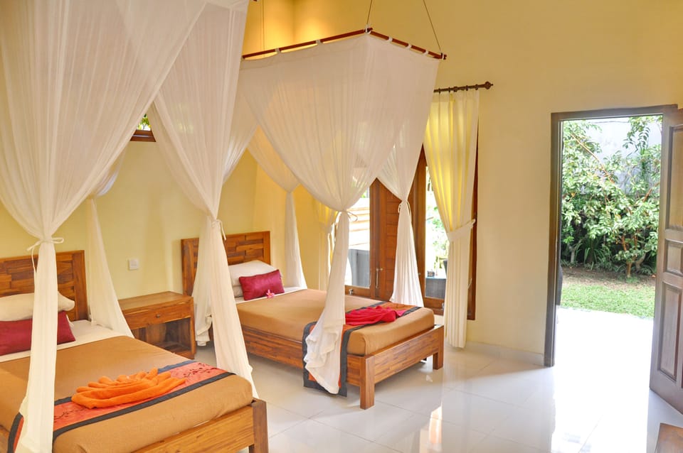 Deluxe Twin Room, Garden View | Minibar, desk, free WiFi, bed sheets