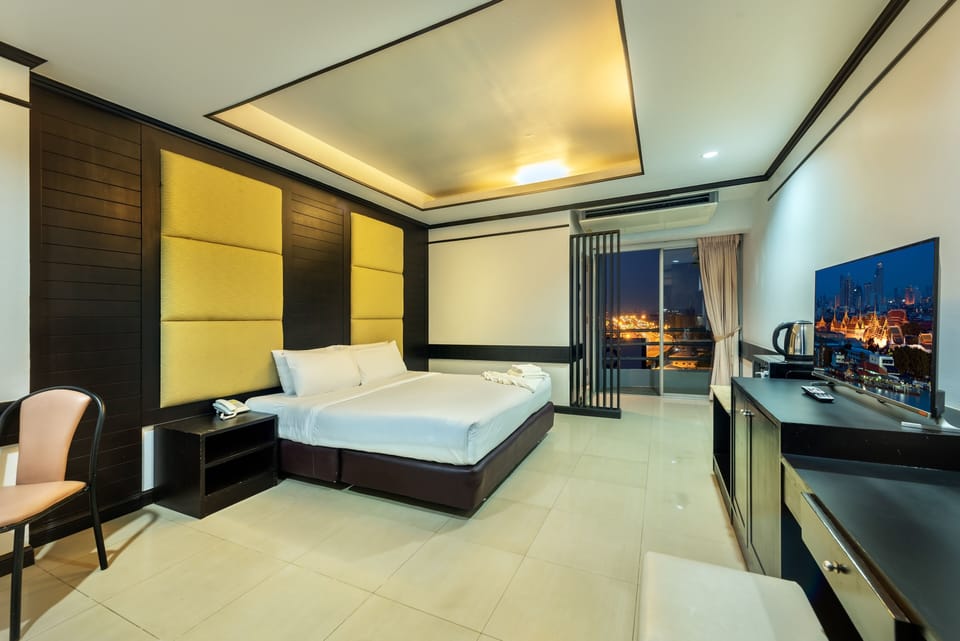 Deluxe Double or Twin Room | Premium bedding, minibar, in-room safe, desk