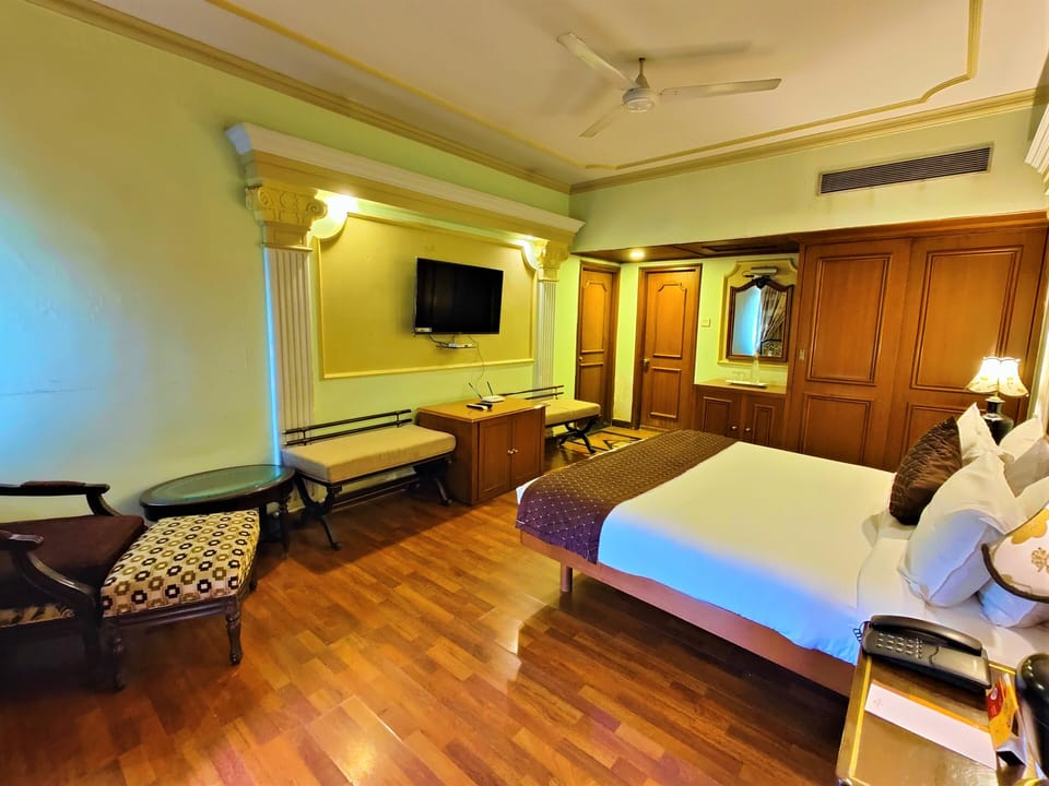 Club Suite | In-room safe, desk, blackout drapes, iron/ironing board