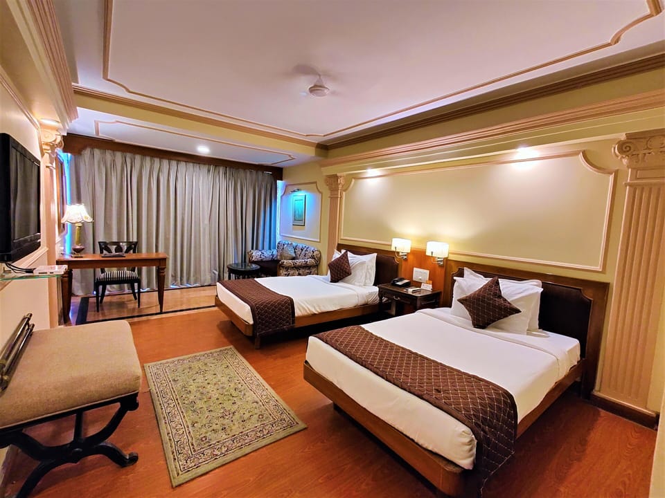 Club Room | In-room safe, desk, blackout drapes, iron/ironing board