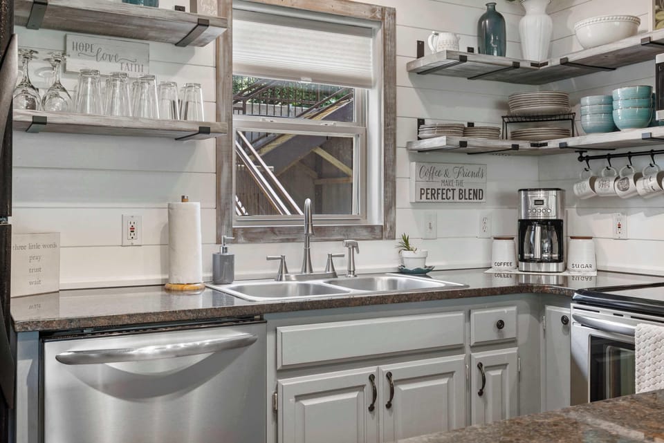 Townhome, Multiple Beds, Balcony, Garden View (Blue Oak Hideaway) | Private kitchen | Coffee/tea maker