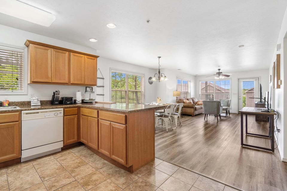 Townhome, Multiple Beds, Patio, Garden View (Retreat at Par Lane) | Private kitchen | Coffee/tea maker