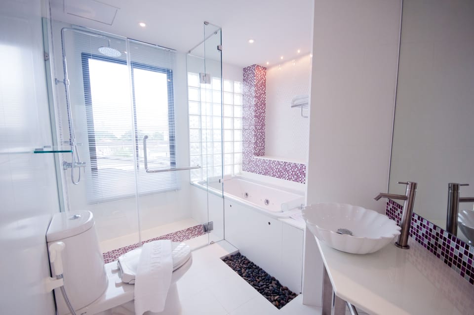 Junior Suite | Bathroom | Rainfall showerhead, free toiletries, hair dryer, bathrobes