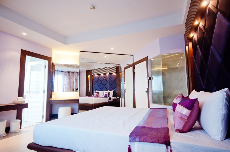 Junior Suite | Minibar, desk, blackout drapes, free WiFi