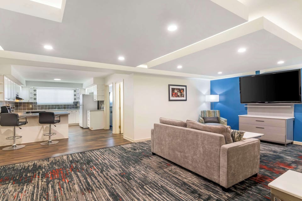 Suite, 1 King Bed, Non Smoking, Kitchen (Full Kitchen) | 1 bedroom, desk, laptop workspace, iron/ironing board