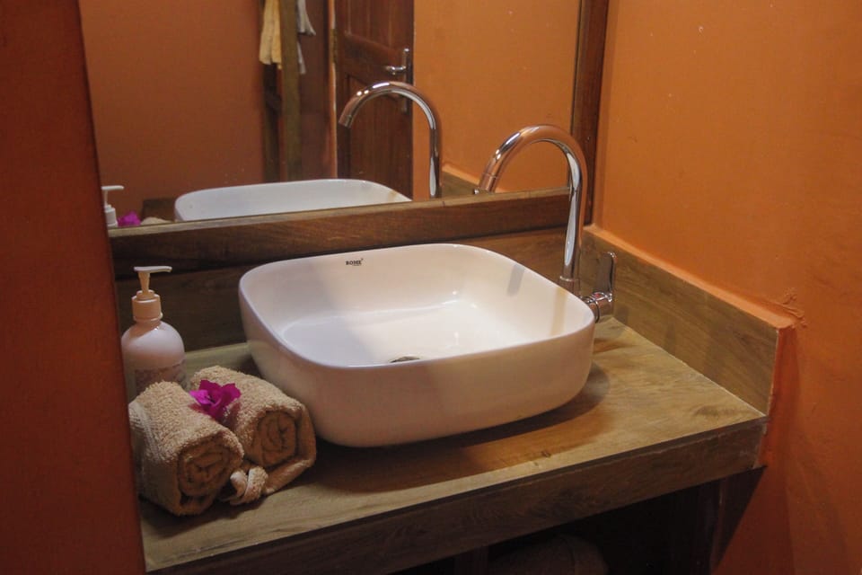 Banda Bungalo | Bathroom | Shower, free toiletries, hair dryer, towels