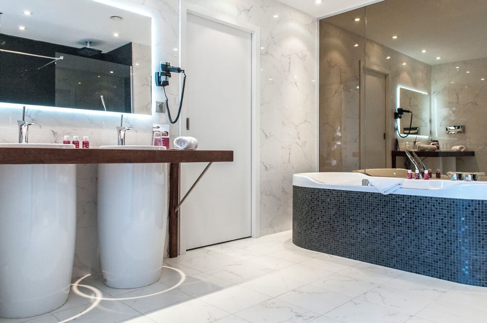 Luxury Room | Bathroom | Free toiletries, hair dryer, slippers, towels
