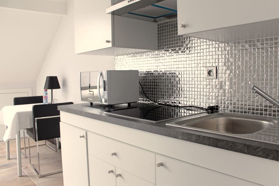 Studio Suite, Jetted Tub | Private kitchenette | Coffee/tea maker