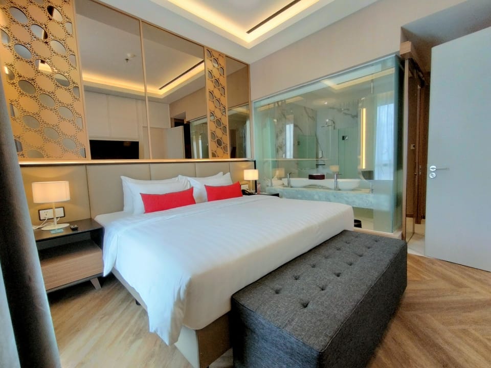 Presidential Room | Minibar, in-room safe, desk, laptop workspace