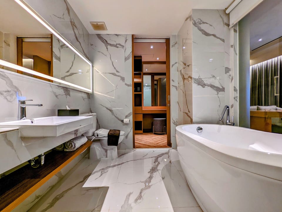 Junior Room | Bathroom | Free toiletries, hair dryer, slippers, bidet