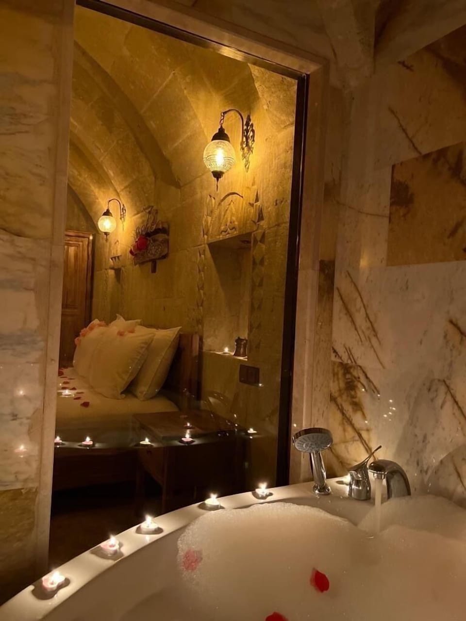 Deluxe Room | Bathroom | Separate tub and shower, jetted tub, hydromassage showerhead