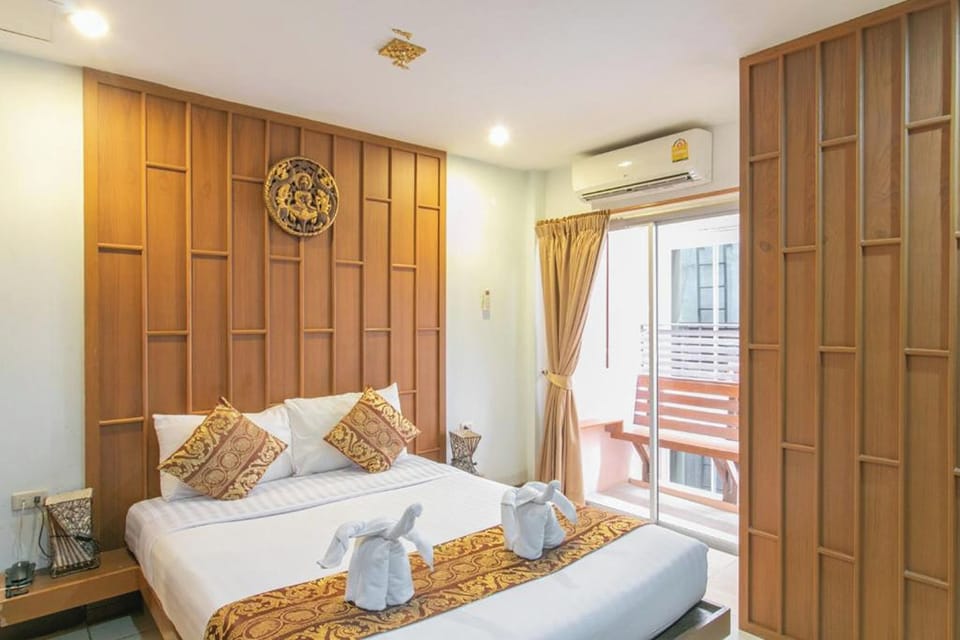 Deluxe Double or Twin Room | Minibar, in-room safe, blackout drapes, free WiFi
