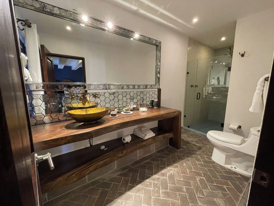 Junior suite doble | Bathroom | Shower, rainfall showerhead, hair dryer, towels