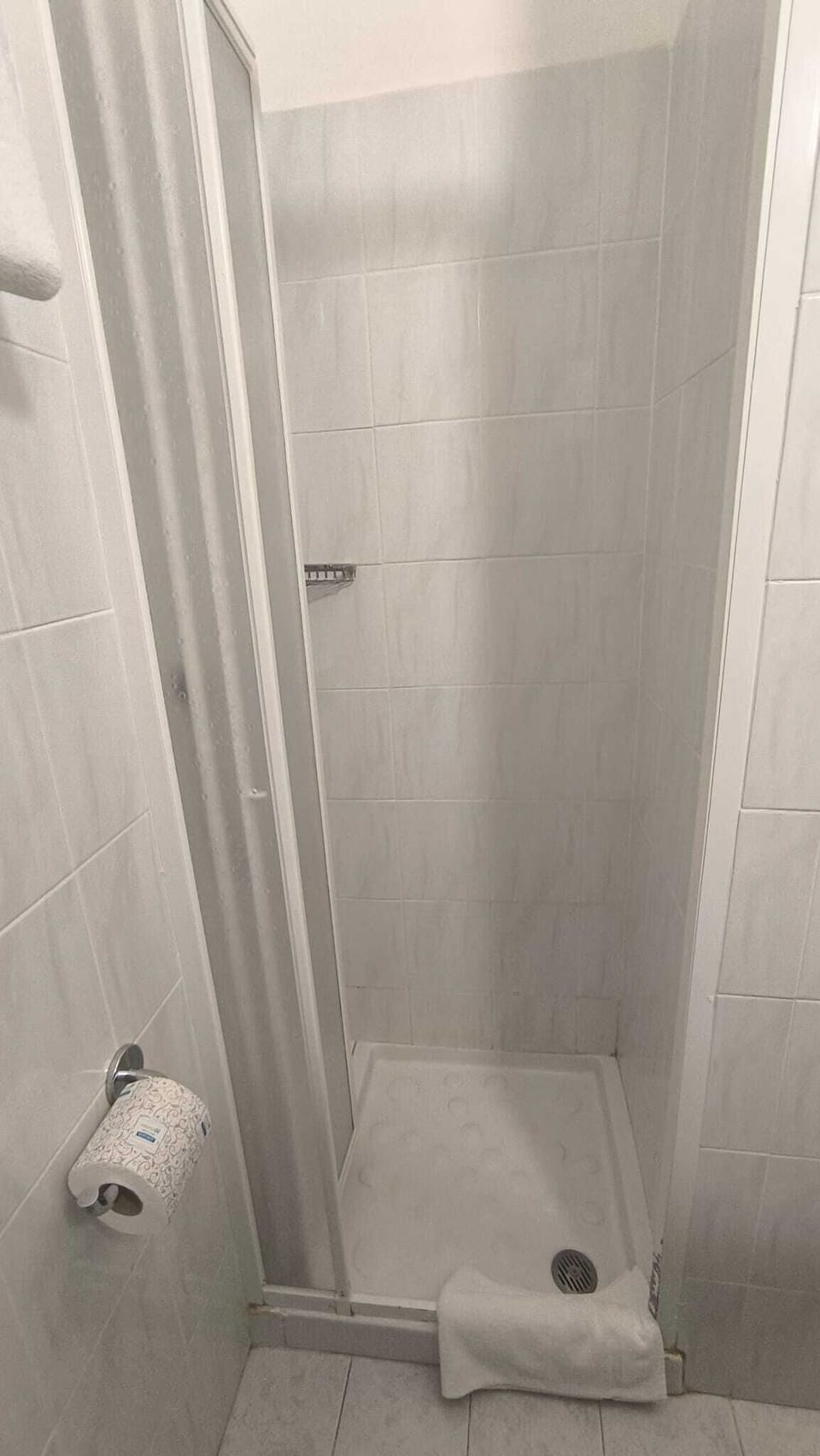 Classic Room, Sea View, Sea Facing | Bathroom | Shower, towels, soap, shampoo