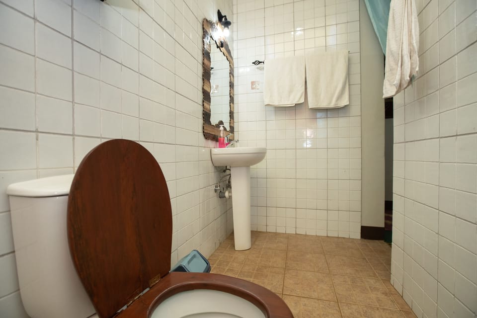 Shower, rainfall showerhead, free toiletries, hair dryer