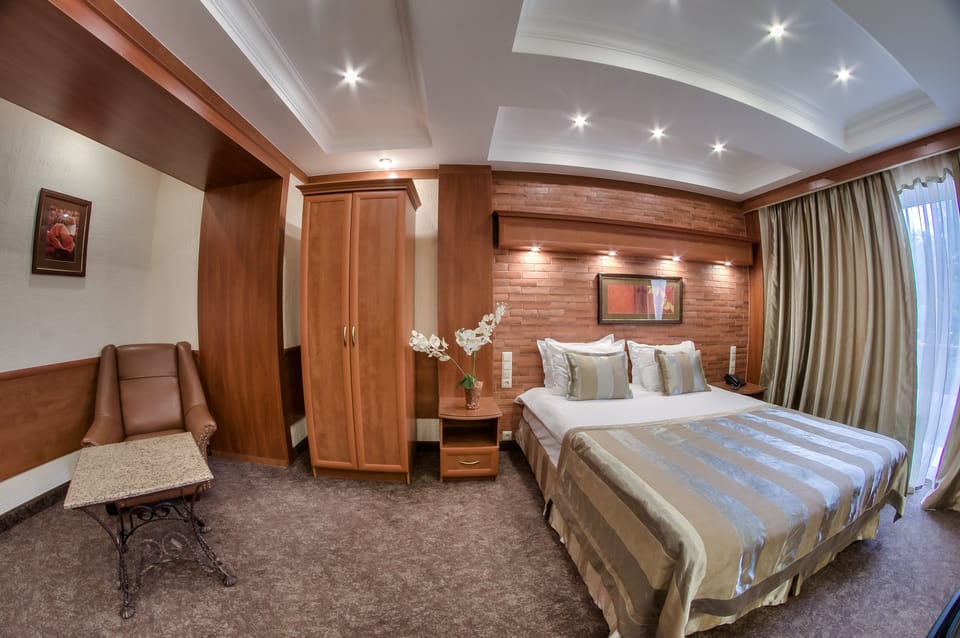 Deluxe Double or Twin Room | 1 bedroom, minibar, in-room safe, desk