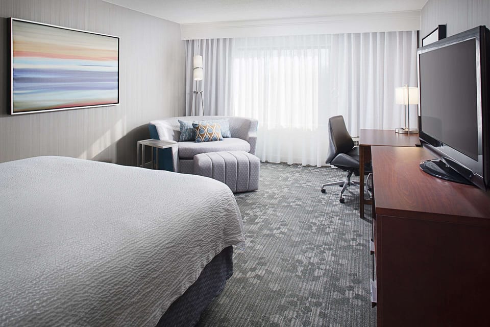 Standard Room, 1 King Bed, Non Smoking | Premium bedding, down comforters, desk, laptop workspace