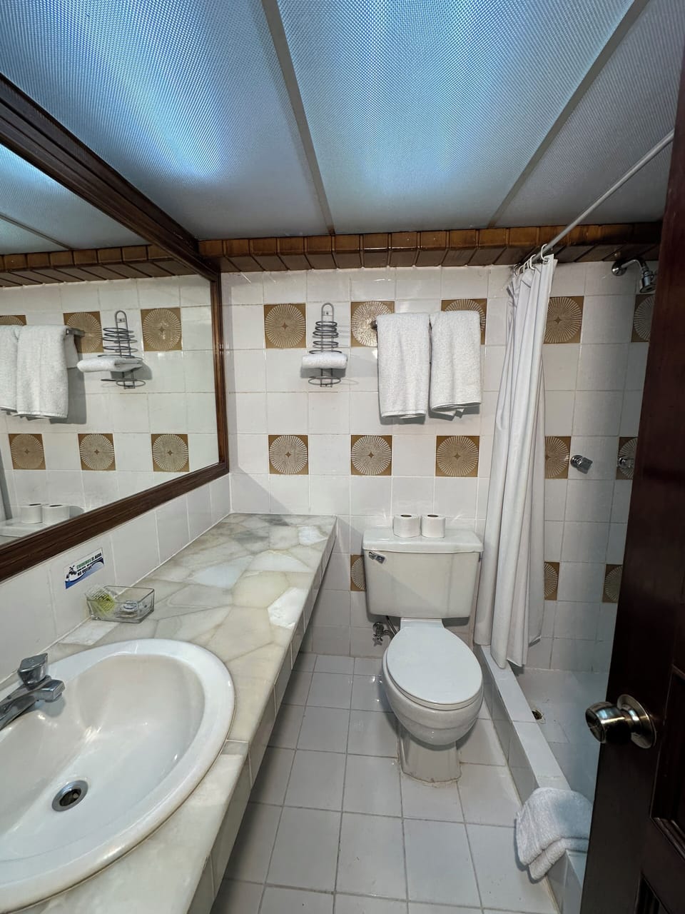 Shower, rainfall showerhead, free toiletries, hair dryer