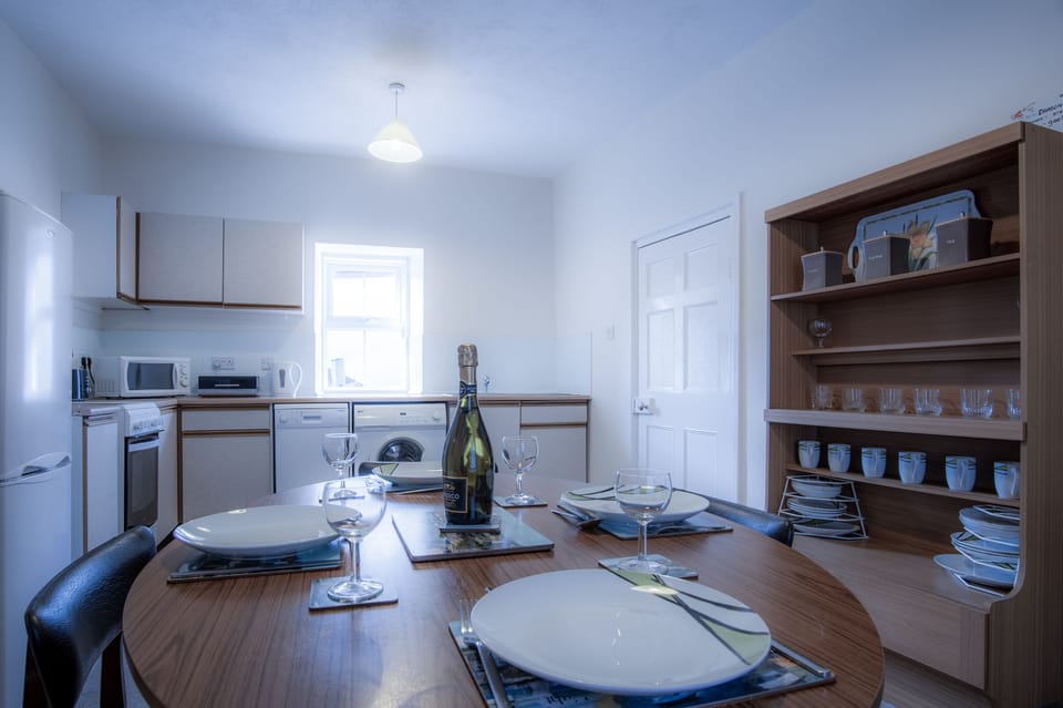 Apartment (2 Bedrooms) | Private kitchen | Microwave, oven, stovetop, dishwasher