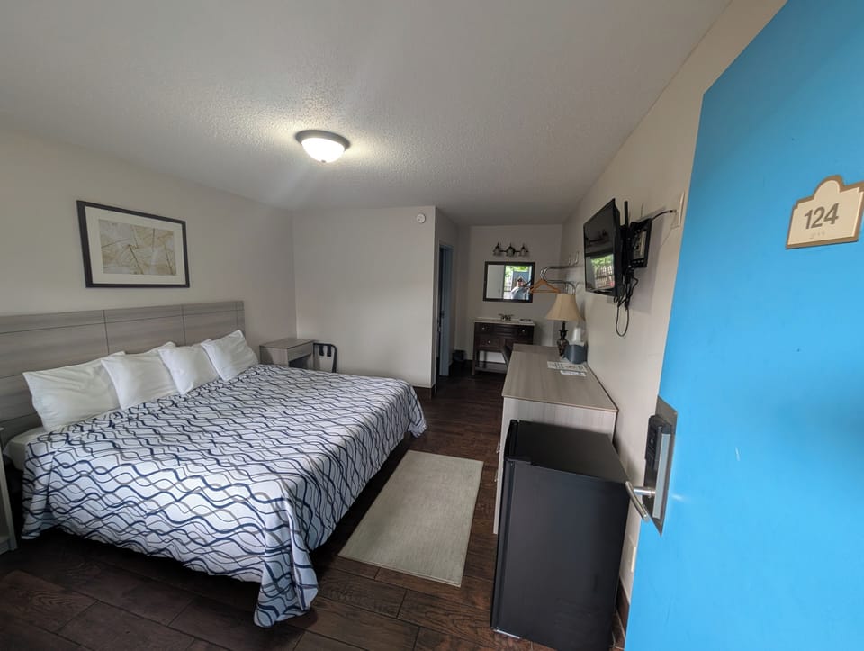 Classic Room, 1 King Bed (Exterior) | Room amenity
