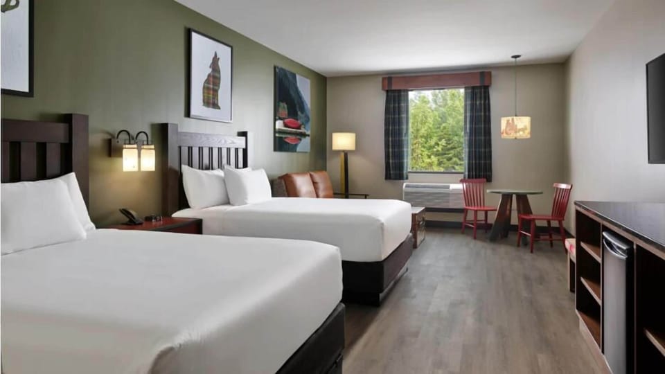 Deluxe Queen Suite | In-room safe, iron/ironing board, alarm clocks, bed sheets