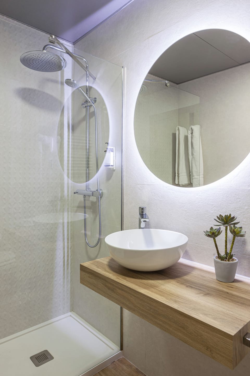 Bathtub, deep soaking tub, free toiletries, hair dryer