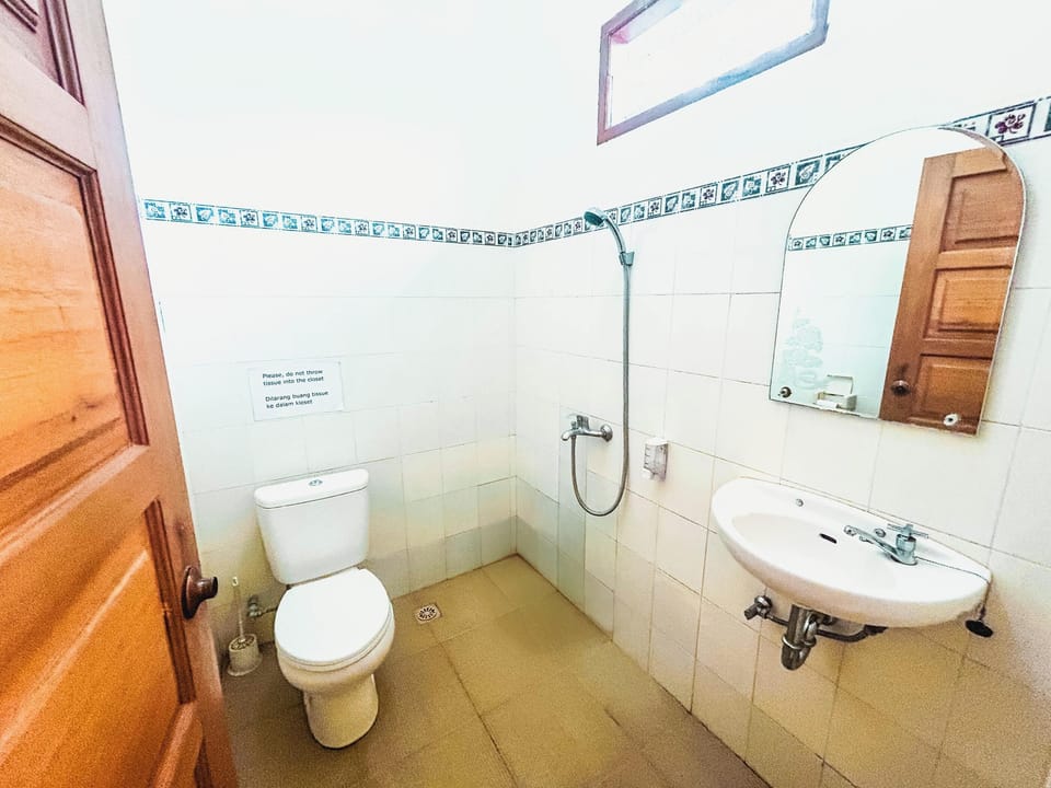 Superior Twin Room | Bathroom | Shower, towels