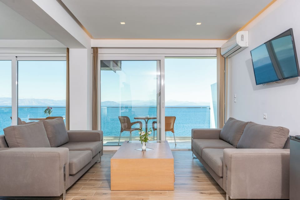 Superior Studio Suite, Sea View (Top Floor) | Premium bedding, laptop workspace, soundproofing, free WiFi