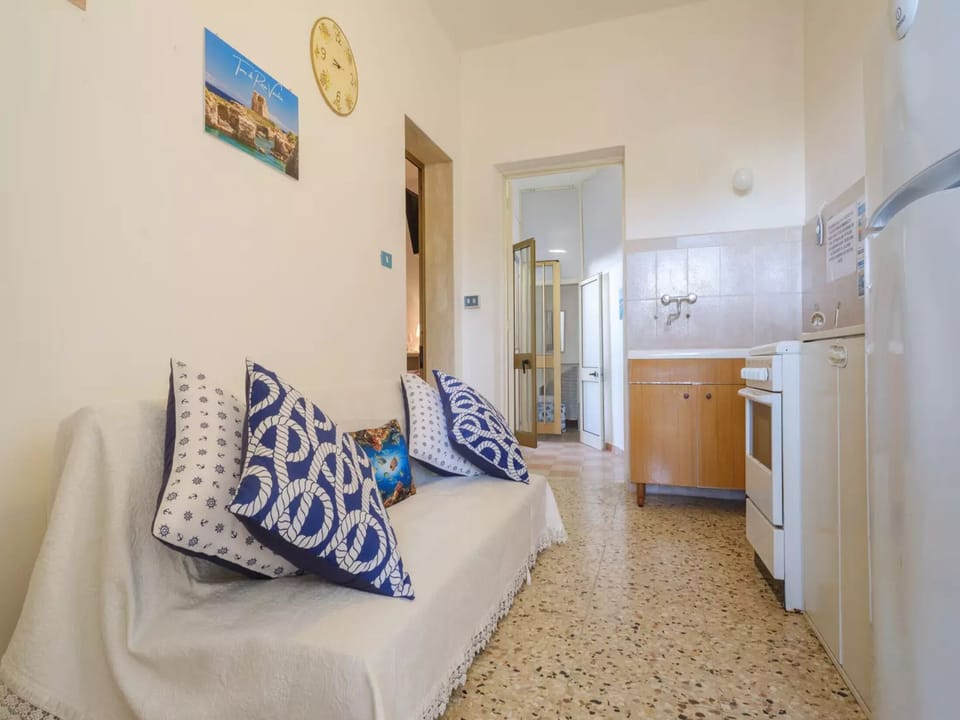 House, 2 Bedrooms, Smoking, Balcony | Living area | Books