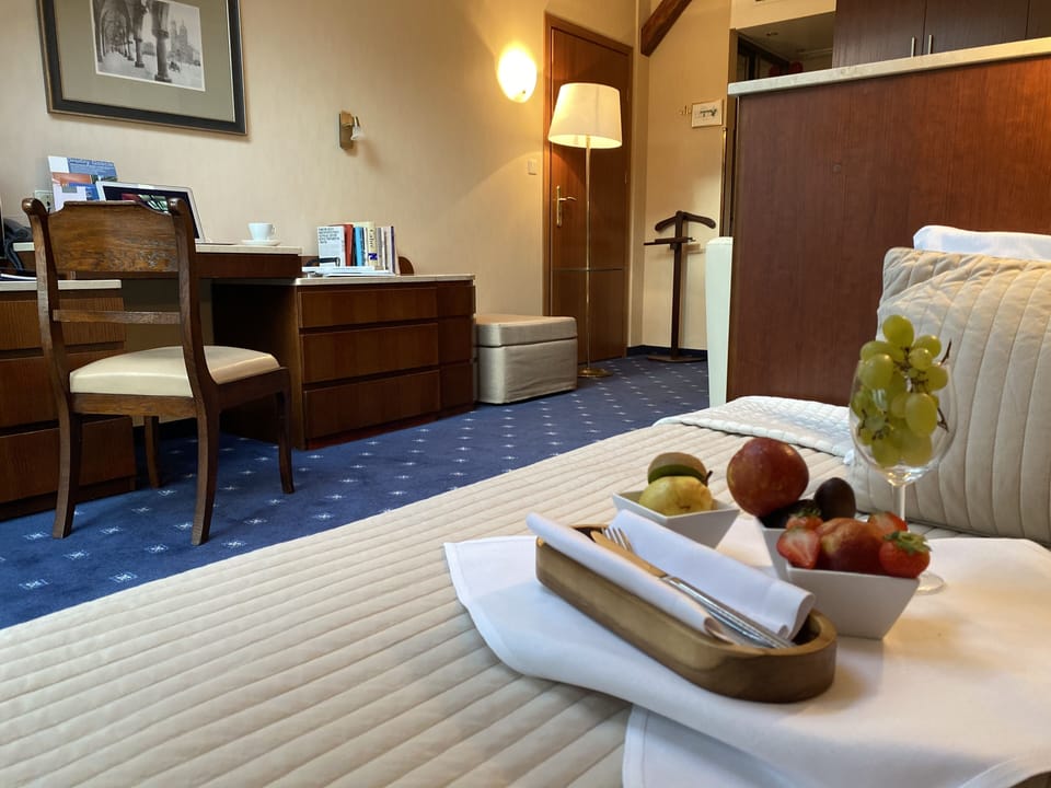 Business Single Room | Hypo-allergenic bedding, in-room safe, desk, laptop workspace