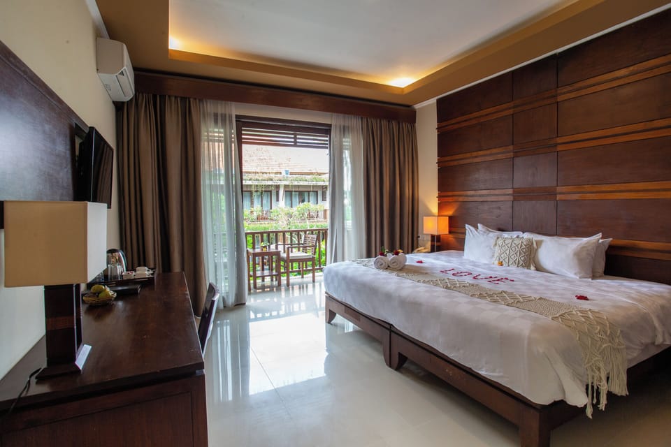 Minibar, in-room safe, desk, iron/ironing board