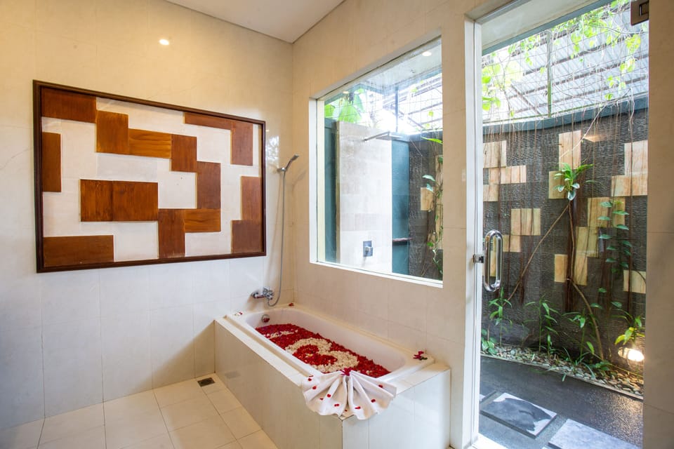 Super Deluxe Pool View | Bathroom | Combined shower/tub, free toiletries, hair dryer, bathrobes