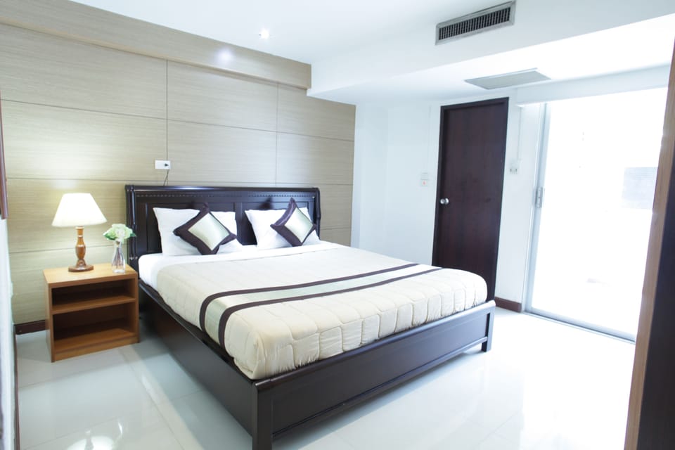 Superior Room, 1 Double or 2 Twin Beds | In-room safe, desk, free WiFi, bed sheets