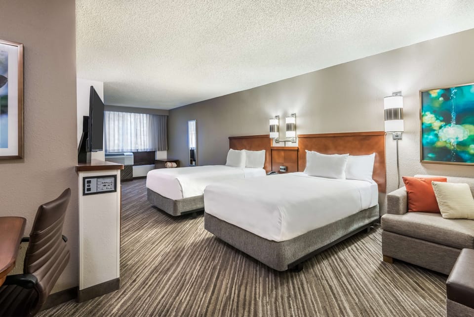 Premium bedding, in-room safe, desk, blackout drapes