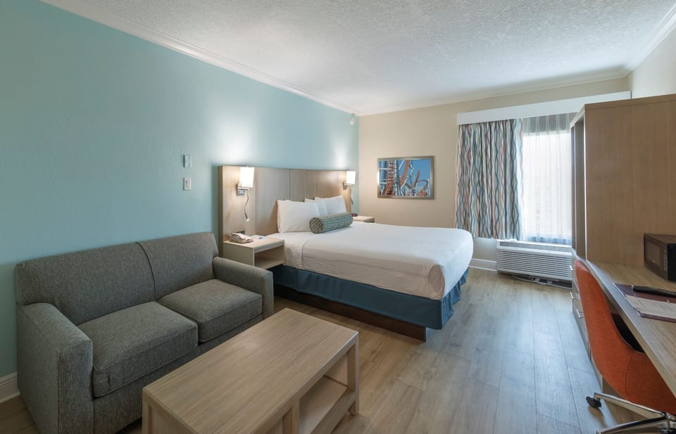 King room with Twin Sofa bed | Pillowtop beds, in-room safe, desk, laptop workspace