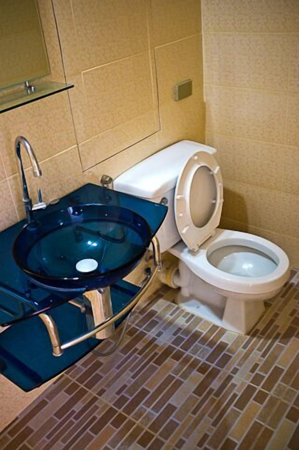 Suite | Bathroom | Shower, free toiletries, hair dryer, towels