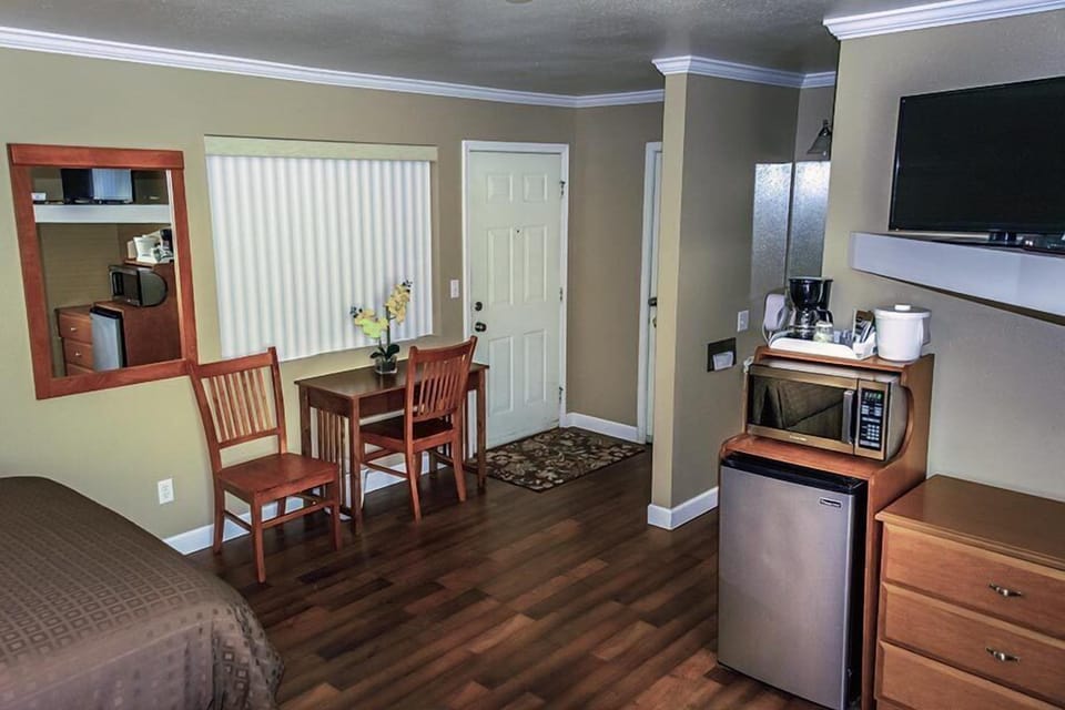 Deluxe Room, 2 Queen Beds | Individually decorated, individually furnished, desk, blackout drapes