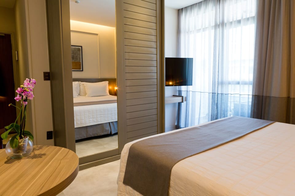 Quarto Standard Balcony | Minibar, in-room safe, desk, blackout drapes