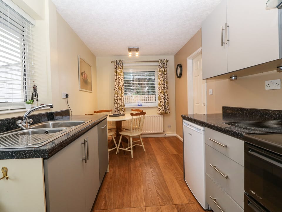 Cottage | Private kitchen | Fridge, dishwasher, electric kettle, cookware/dishes/utensils