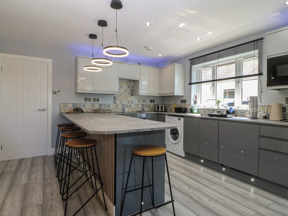 Cottage | Private kitchen | Fridge, dishwasher, electric kettle, cookware/dishes/utensils