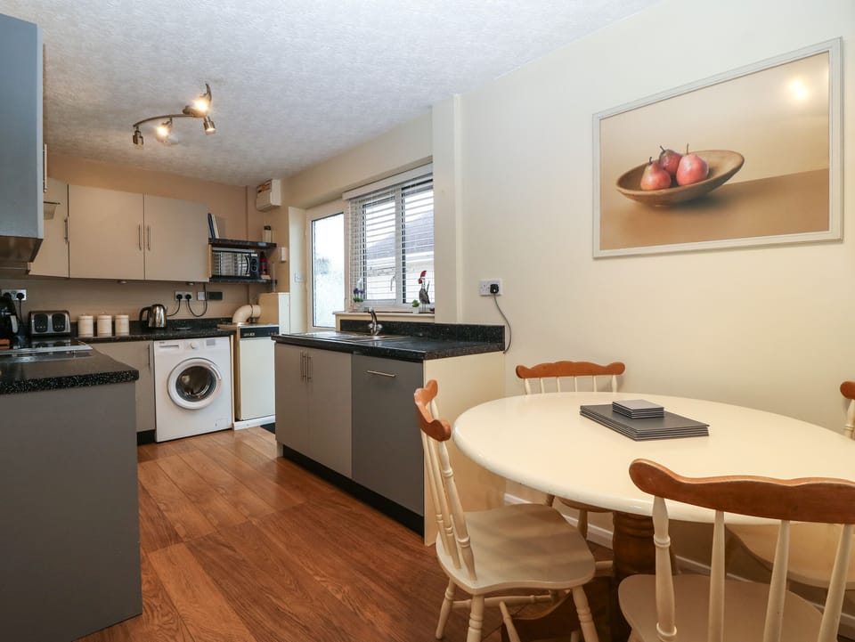 Cottage | Private kitchen | Fridge, dishwasher, electric kettle, cookware/dishes/utensils